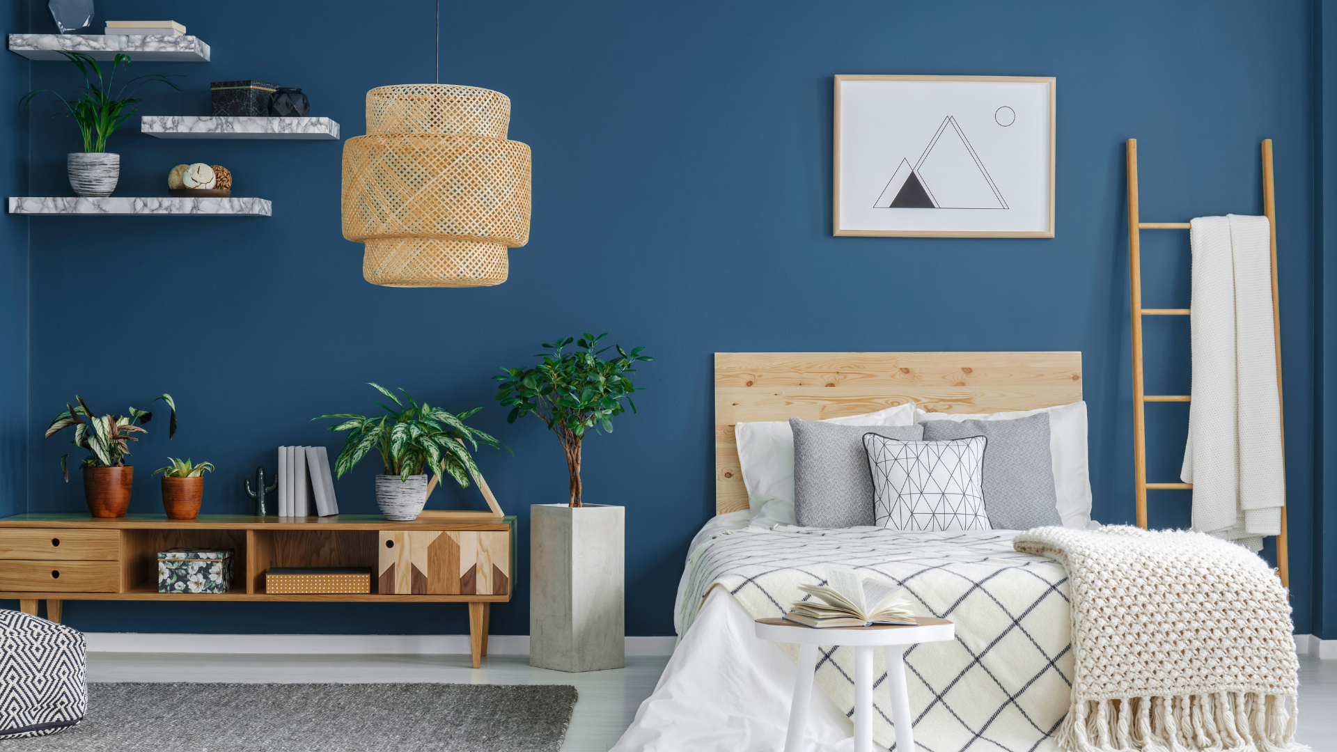 Chambre avec murs bleus et linge de lit